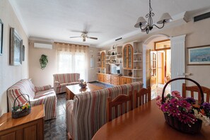 Casa, 6 habitaciones, fumadores, piscina privada | Zona de estar