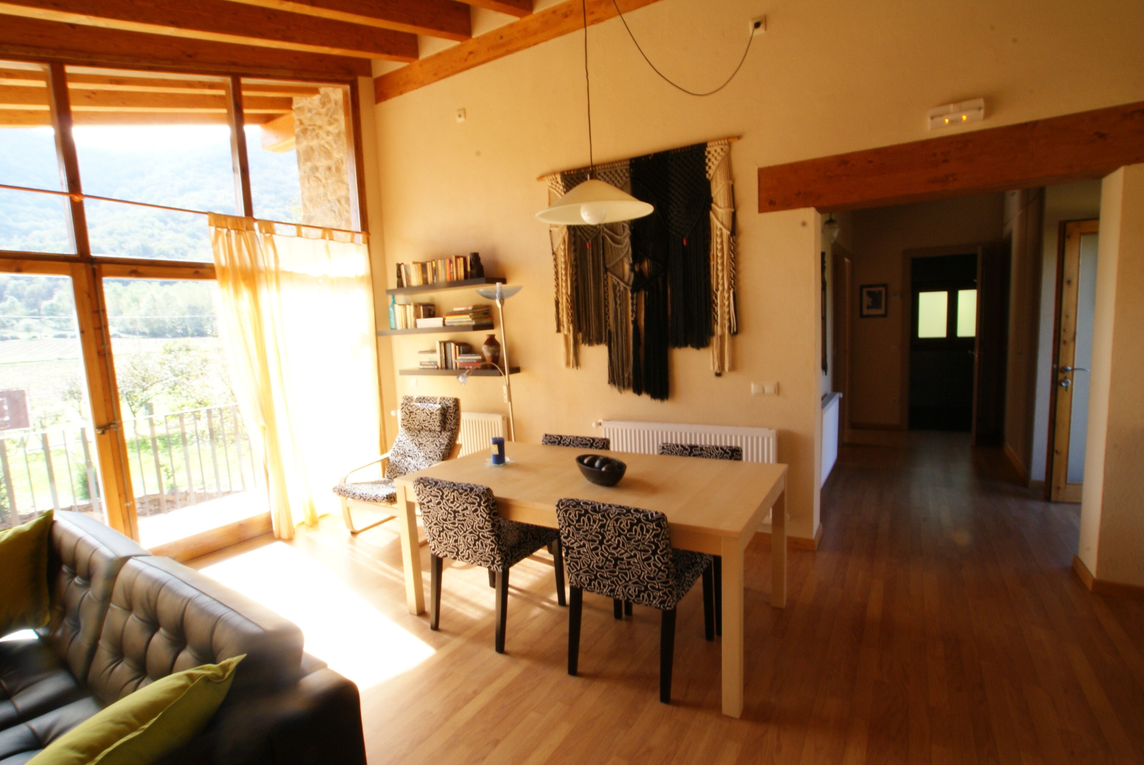 Apartment, 2 Bedrooms, Smoking, Fireplace | Living room | Books