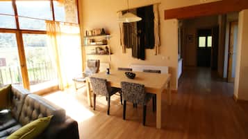 Apartment, 2 Bedrooms, Smoking, Fireplace | Living room | Books