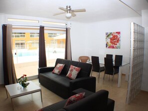 Appart'hôtel, 1 chambre, patio, vue piscine | Salle de séjour