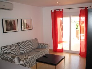Apartment, 3 Bedrooms, Accessible, Smoking | Living room