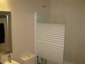 Apartment, 3 Bedrooms, Accessible, Smoking | Bathroom