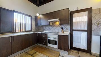 House, 3 Bedrooms, Accessible, Patio | Private kitchen