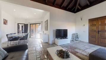 House, 3 Bedrooms, Accessible, Patio | Living area