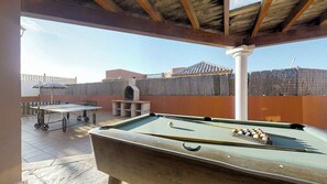 Casa, 3 habitaciones, con acceso para personas discapacitadas, patio | Restaurante al aire libre