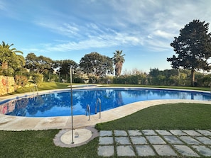 Departamento, 3 habitaciones, patio, vista al jardín | Alberca | Alberca al aire libre 
