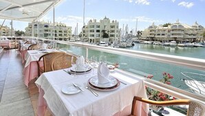 Διαμέρισμα, 3 Υπνοδωμάτια, Αίθριο, Θέα στον Κήπο | Γεύματα σε εξωτερικό χώρο