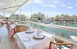 Departamento, 3 habitaciones, patio, vista al jardín | Restaurante al aire libre