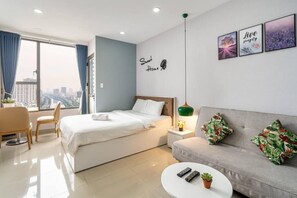 Suite Deluks, balkon, pemandangan sungai | Seprai premium, bantalan ekstra lembut, dan didekorasi berbeda-beda