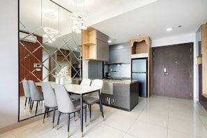 Appartement familial, balcon, vue sur le fleuve | Repas dans la chambre