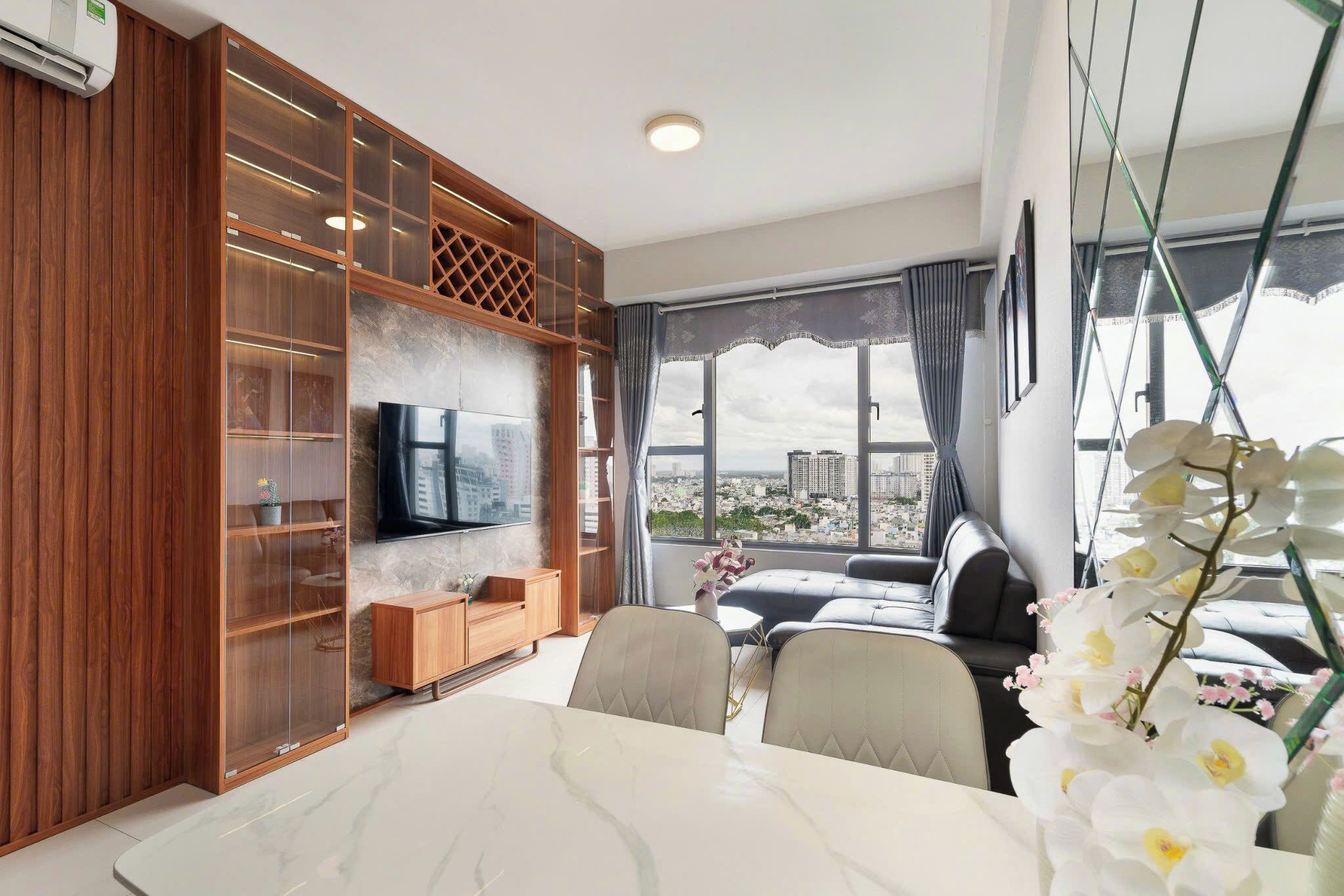 Apartamento família, sacada, vista para o rio | Área de estar | Smart TV 43 polegadas com canais digitais, Netflix