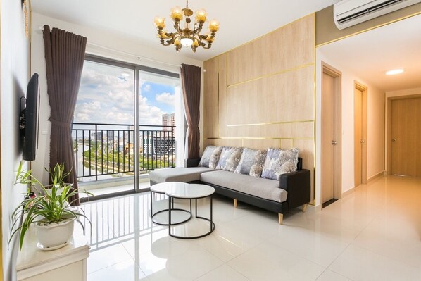 Apartemen Keluarga, balkon, pemandangan sungai | Area keluarga | Smart TV 43-inci dengan saluran TV digital dan Netflix