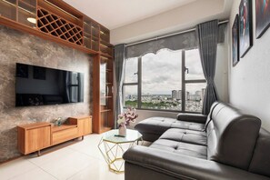 Apartemen Keluarga, balkon, pemandangan sungai | Area keluarga | Smart TV 43-inci dengan saluran TV digital dan Netflix