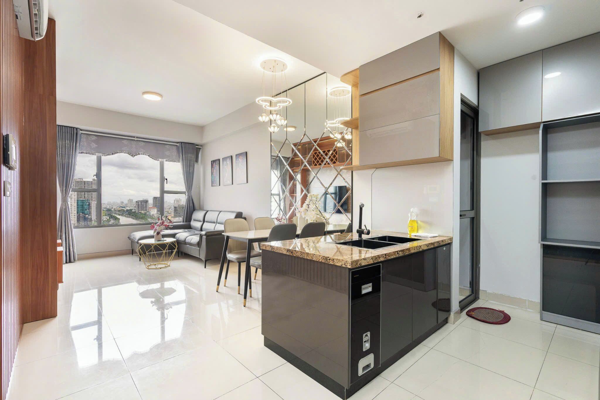 Apartemen Keluarga, balkon, pemandangan sungai | Area keluarga | Smart TV 43-inci dengan saluran TV digital dan Netflix