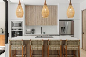 Kjøleskap, mikrobølgeovn, ovn og kokeplater