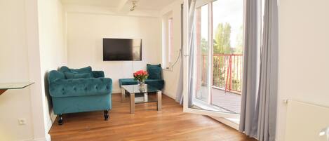 Deluxe Apartment, Balcony, Canal View | Living area