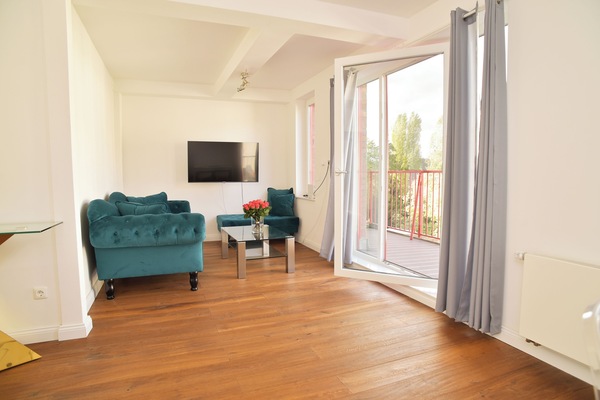 Apartamento luxo, sacada, vista para o canal | Área de estar | TV