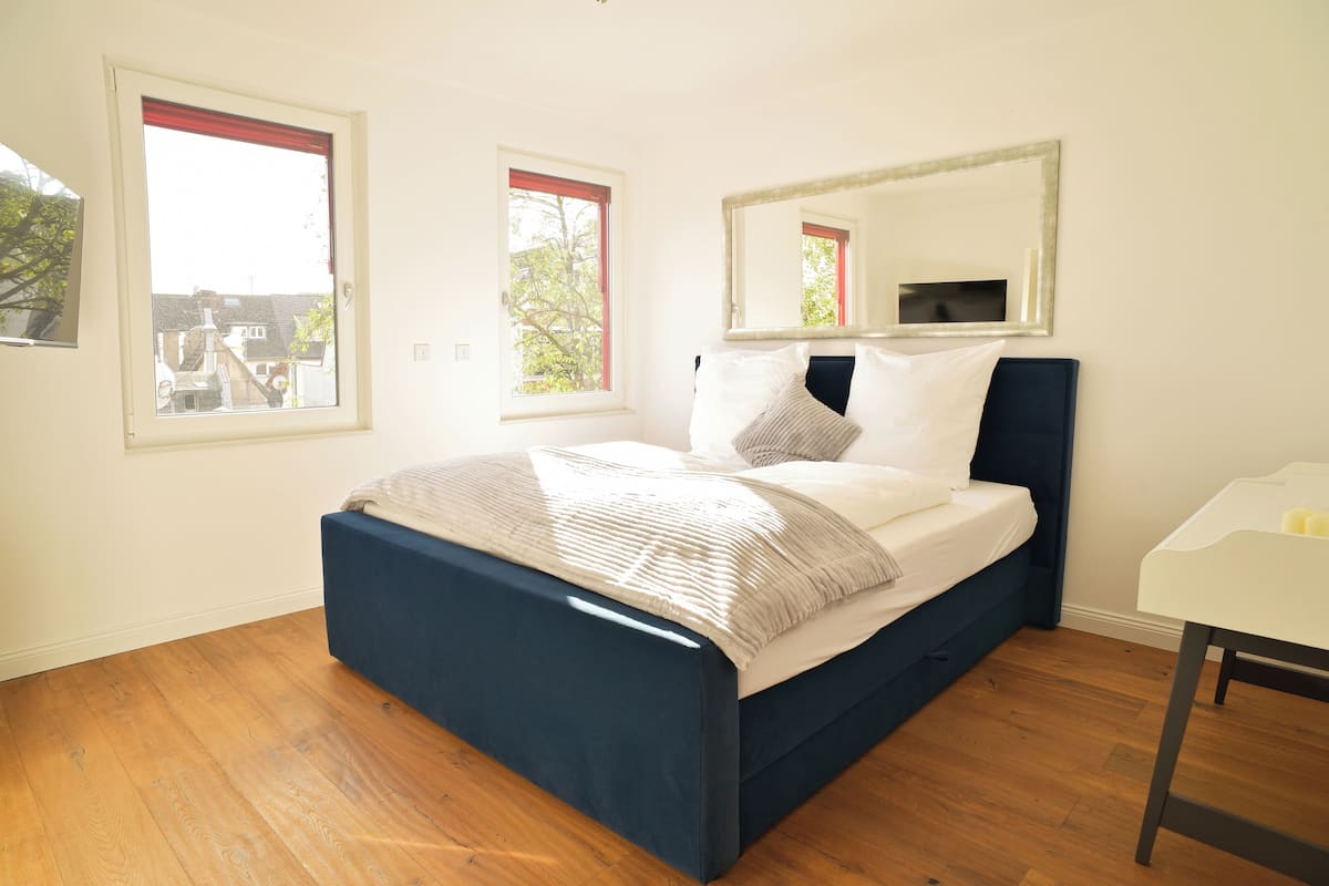 Deluxe appartement, balkon, uitzicht op kanaal | 2 slaapkamers, een bureau, een strijkplank/strijkijzer, gratis wifi