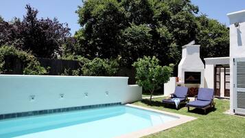 Hồ bơi ngoài trời