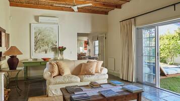 Cottage Tiêu chuẩn, quang cảnh vườn | Khu phòng khách | TV màn hình phẳng