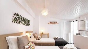 2 bedrooms, iron/ironing board, travel cot, WiFi - Duplex Lx Factory 2 BR - Patio - Free parking (Lisbon)