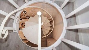 A spiral staircase with a central column and a circular viewing area. - Duplex Lx Factory 2 BR - Patio - Free parking (Lisbon)