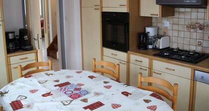 Maison spacieuse 18 pers, 8 ch, cheminée, jardin clos, 4*