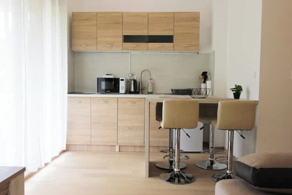 Geladeira, micro-ondas, cooktop, cafeteira/chaleira