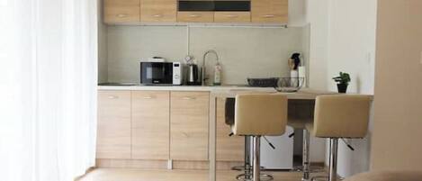 Geladeira, micro-ondas, cooktop, cafeteira/chaleira