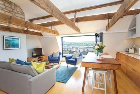 Televisión y chimenea 