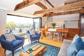 Televisión y chimenea 