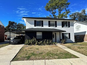 Exterior - Large & Cozy 4-Bedroom w/ Parking - One Exit to French Quarter & Downtown NOLA (New Orleans)