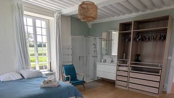 5 Schlafzimmer, Schreibtisch, Bügeleisen/Bügelbrett, Reisekinderbett
