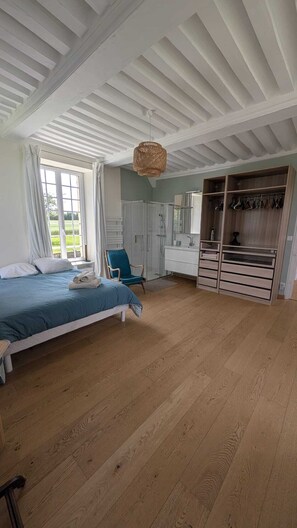 5 habitaciones, escritorio y tabla de planchar con plancha