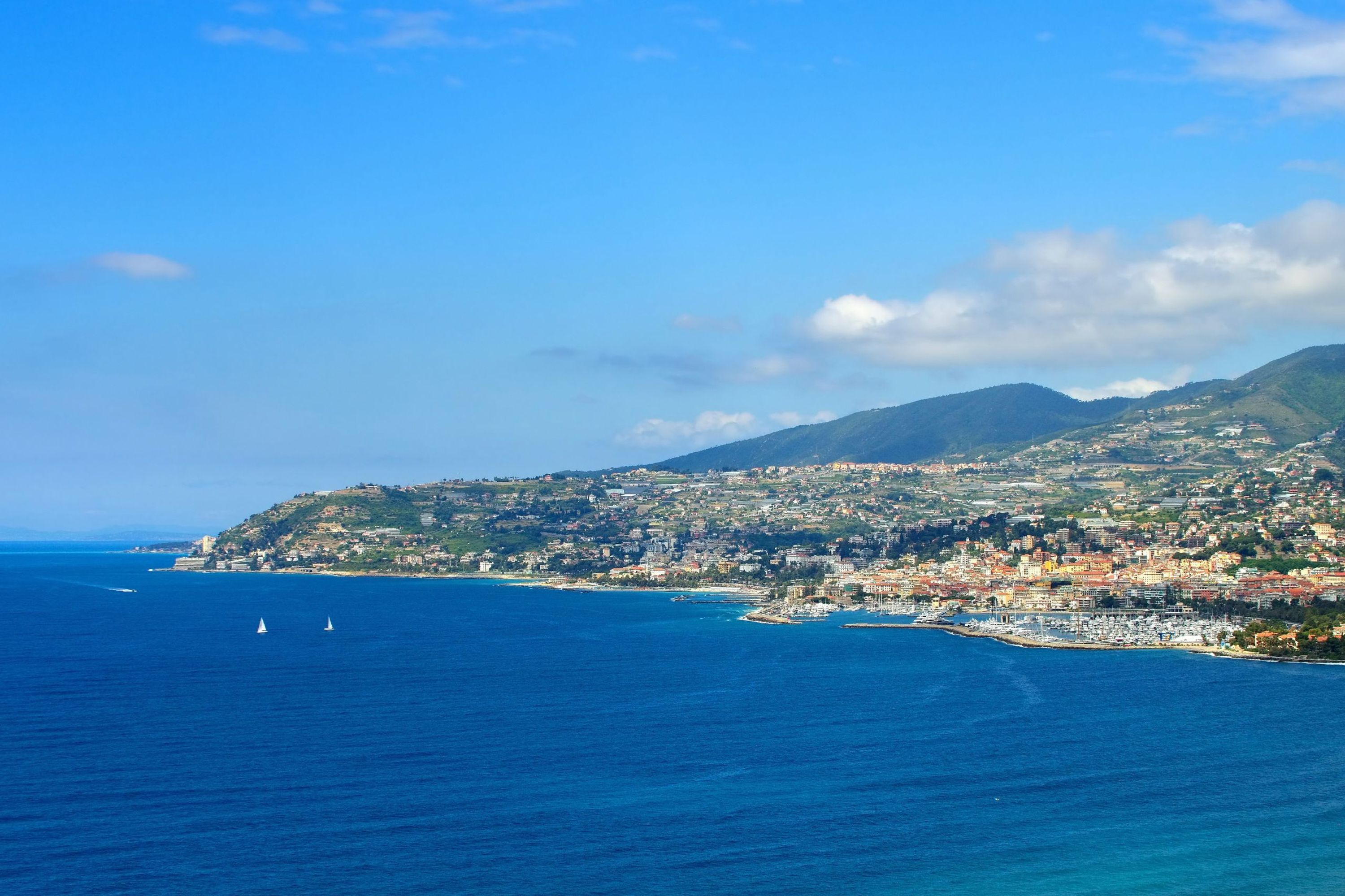 Un paisaje urbano costero con vistas al mar y a las montañas.