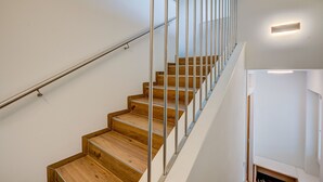A modern staircase with wooden steps and metal railings, leading to an upper floor. - Cimetta in Livigno With 3 Bedrooms and 2 Bathrooms (Livigno)