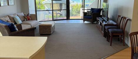 Smart-tv, dvd-spelare, böcker och kontor