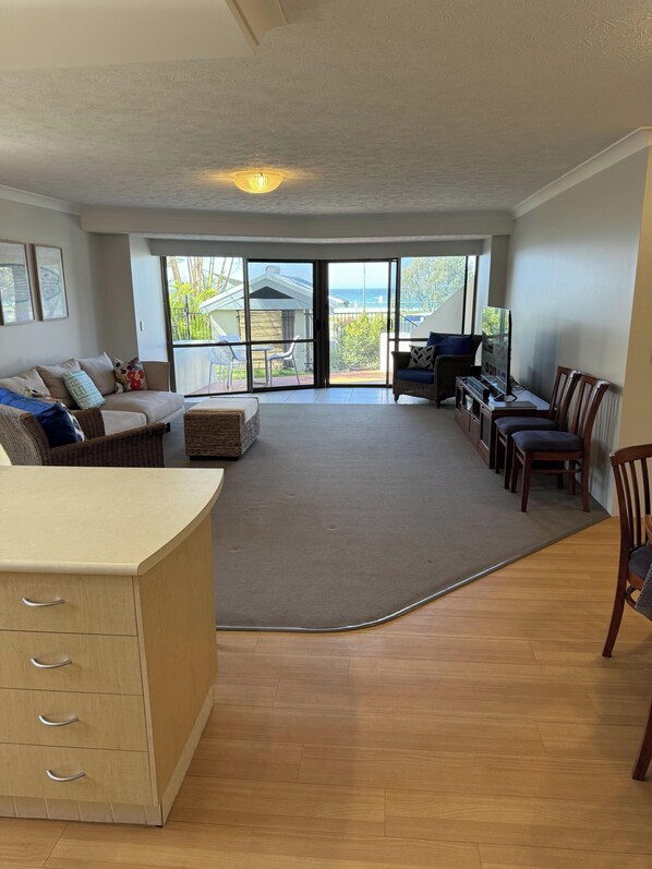 Een smart-tv, een dvd-speler, boeken en een kantoor