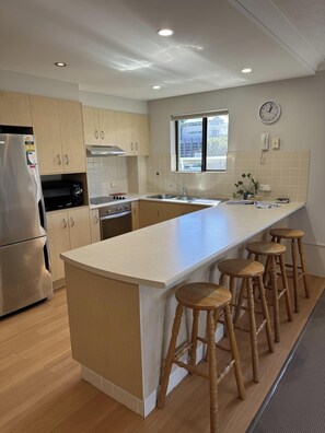 Een koelkast, een magnetron, een oven, een kookplaat