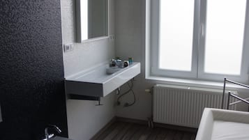 Familiekamer | Badkamer | Een douche, gratis toiletartikelen, een haardroger, pantoffels