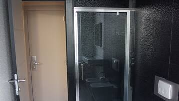 Familiekamer | Badkamer | Een douche, gratis toiletartikelen, een haardroger, pantoffels