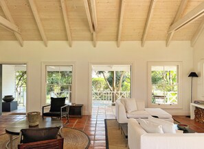 Standaard huis, uitzicht op tuin | Woonruimte | Flatscreentelevisie