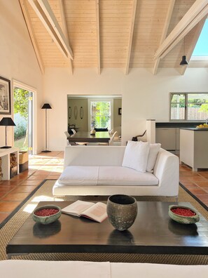 Casa estándar, vista al jardín | Área de sala de estar | Televisión de pantalla plana y chimenea 