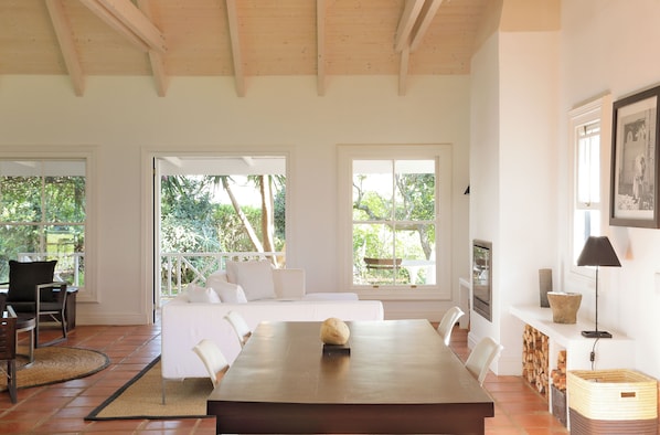 Casa estándar, vista al jardín | Comedor