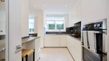 Apartment (4 Bedrooms) | Private kitchen | Oven, dishwasher