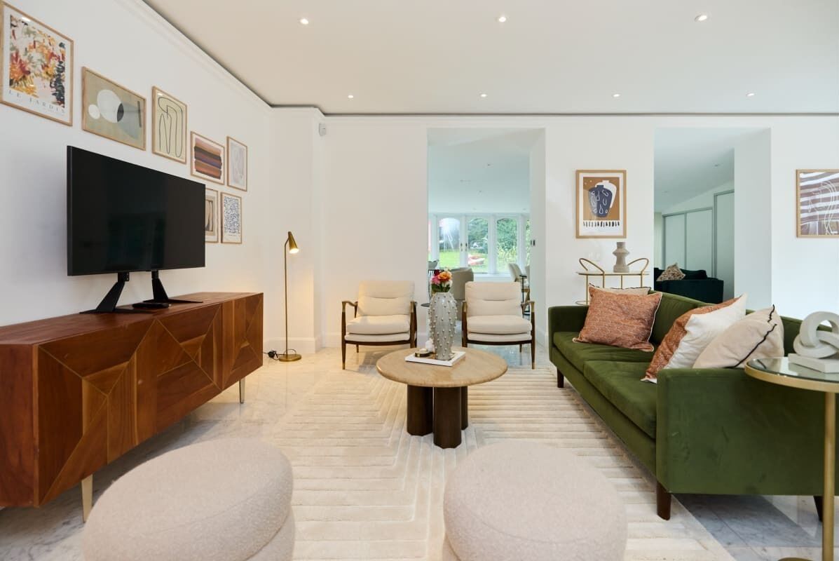Apartment (4 Bedrooms) | Living area | 37-inch Smart TV with cable channels