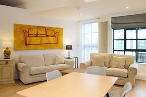 Apartment (1 Bedroom) | Living area | 37-inch Smart TV with cable channels - The Melbray Wonder - 1bdr Apartment in Fulham (London)