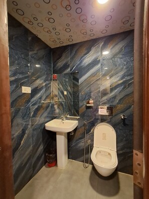 Kahden hengen deluxe-huone | Kylpyhuone | Ilmaiset hygieniatuotteet, saippua, sampoo, vessapaperi