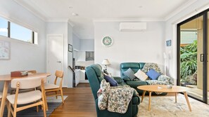TV - Bea's Cottage in Clontarf (Clontarf)