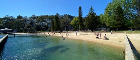 بالقرب من الشاطئ